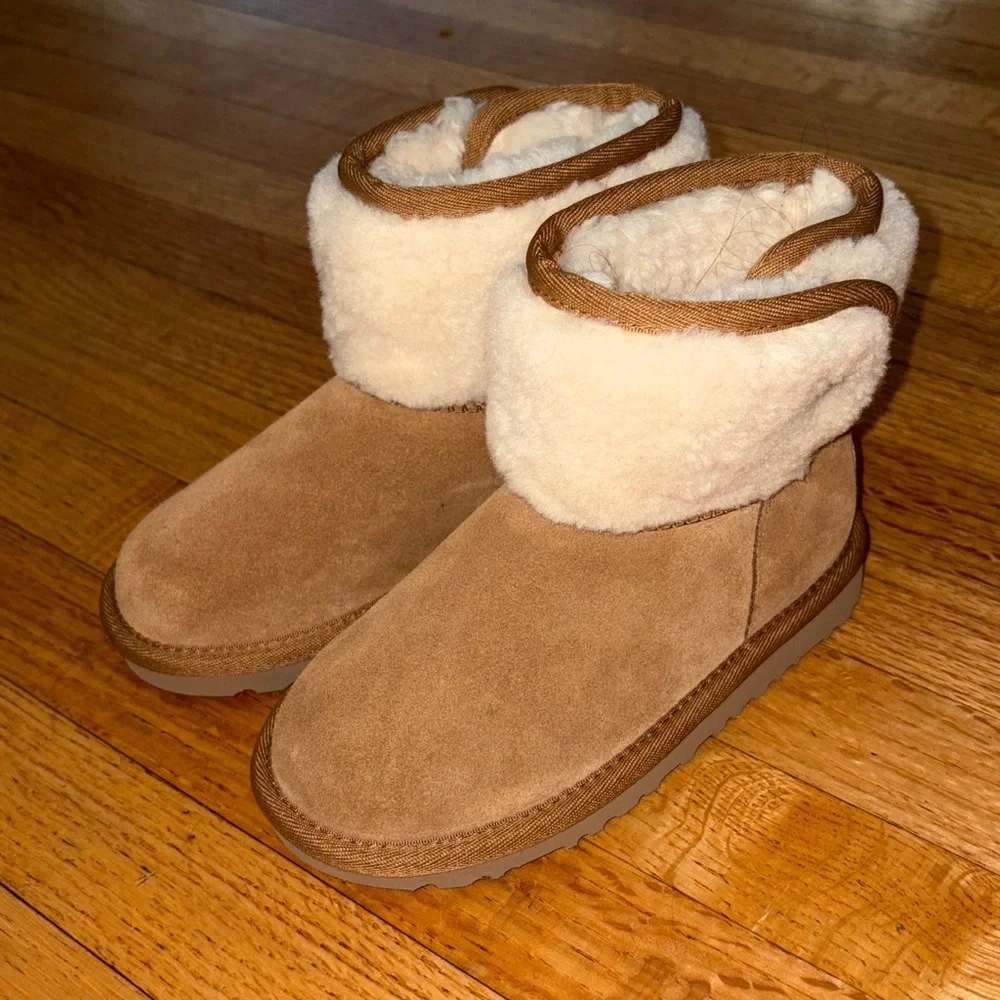 🆕- UGG- Kids' Classic Jona Luxury Boot. Chestnut. Size: 11 NWOB